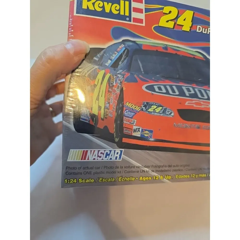 WONDERFUL REVELL JEFF GORDON DUPONT 2004 MONTE CARLO 1:24 SCALE CAR